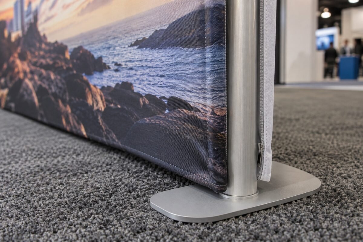 fabric walls & trade show displays 3 illustrative close view of fabric sleeve, zipper and aluminum frame foot
